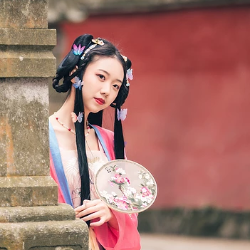 殷紅帶團(tuán)扇女生頭像，唯美古風(fēng)真人頭像