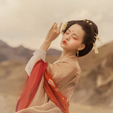 落霞黃昏帶傘女生頭像，唯美古風(fēng)真人頭像