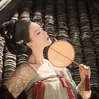 古典紅妝帶團(tuán)扇女生頭像，唯美古風(fēng)真人頭像