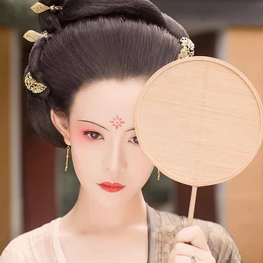 古典紅妝帶團(tuán)扇女生頭像，唯美古風(fēng)真人頭像