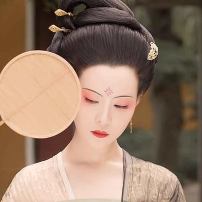 古典紅妝帶團(tuán)扇女生頭像，唯美古風(fēng)真人頭像