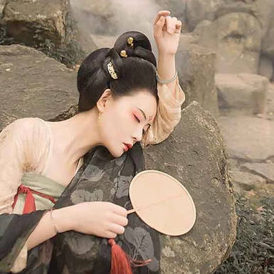 古典紅妝帶團(tuán)扇女生頭像，唯美古風(fēng)真人頭像