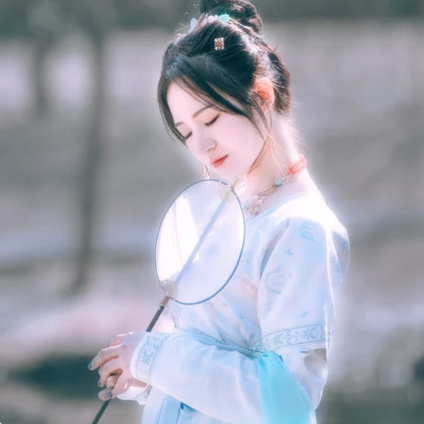 淡雅清新帶團(tuán)扇女生頭像，唯美古風(fēng)真人頭像
