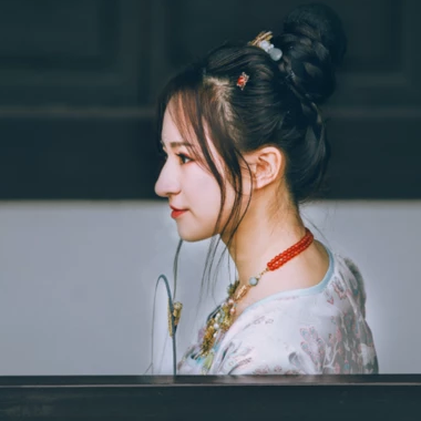 淡雅清新帶團(tuán)扇女生頭像，唯美古風(fēng)真人頭像