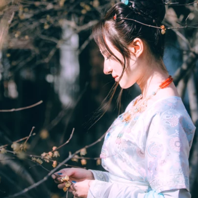 淡雅清新帶團(tuán)扇女生頭像，唯美古風(fēng)真人頭像