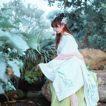 優(yōu)雅花朵帶團扇女生頭像，唯美古風(fēng)真人頭像