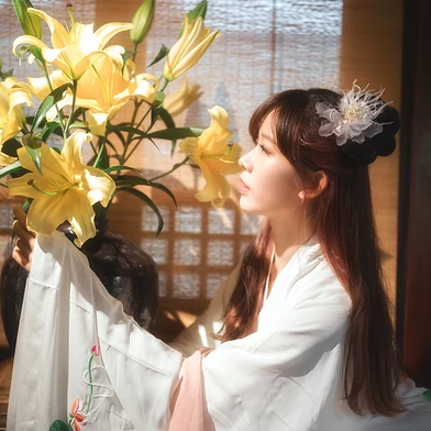 優(yōu)雅花朵帶團扇女生頭像，唯美古風(fēng)真人頭像