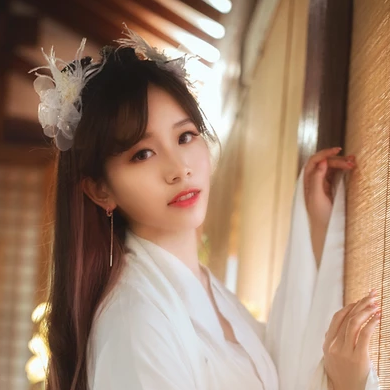 優(yōu)雅花朵帶團扇女生頭像，唯美古風(fēng)真人頭像