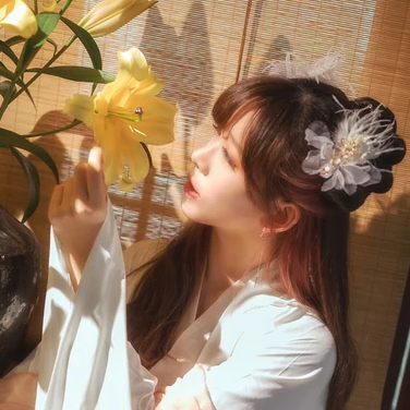 優(yōu)雅花朵帶團扇女生頭像，唯美古風(fēng)真人頭像
