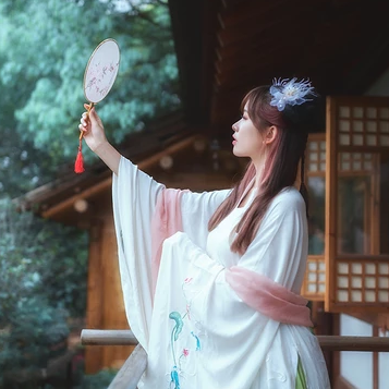 優(yōu)雅花朵帶團扇女生頭像，唯美古風(fēng)真人頭像