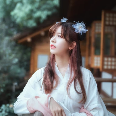 優(yōu)雅花朵帶團扇女生頭像，唯美古風(fēng)真人頭像