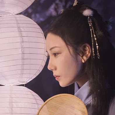 燈下執(zhí)扇女生頭像，唯美古風真人頭像