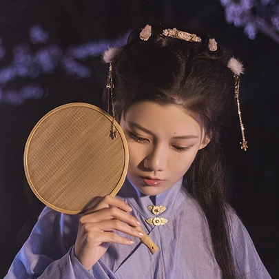 燈下執(zhí)扇女生頭像，唯美古風真人頭像