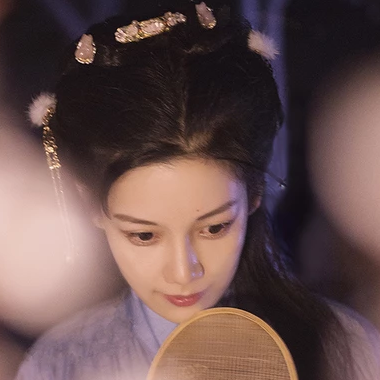 燈下執(zhí)扇女生頭像，唯美古風真人頭像