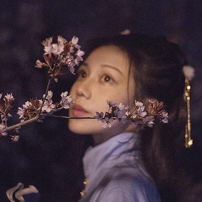 燈下執(zhí)扇女生頭像，唯美古風真人頭像