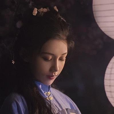 燈下執(zhí)扇女生頭像，唯美古風真人頭像