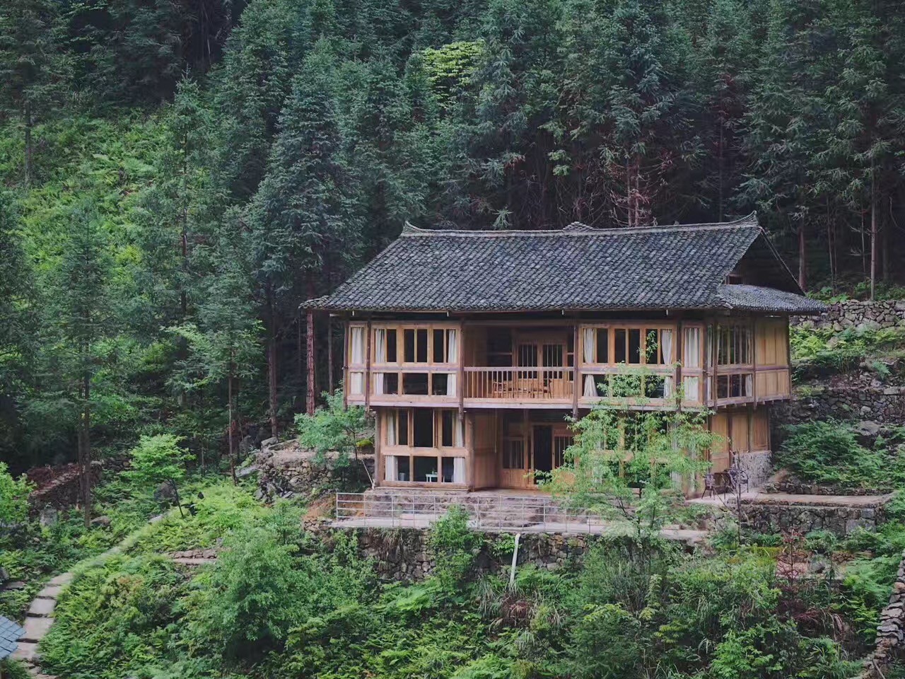 貴州·群山之心，因?yàn)閴粝胨行羷诮韵矏? src="/yuedu/d/file/bigpic/190404/04/13-1P402144156-51.jpg" style="height: 600px; width: 800px;" / data-OxYX="yg4Uji"></p>
<p data-SGIr="yOH0Jz">
	　　像所有功德圓滿的故事一樣，我的群山之心，終于在6年后，出現(xiàn)在大家面前。</p>
<p data-nzez="03BPqO">
	　　真像是自己寫了一首6年的長詩啊!完工的那一刻，我忍不住感嘆。<br / data-1FWR="NQ5WRr">
	<img alt=