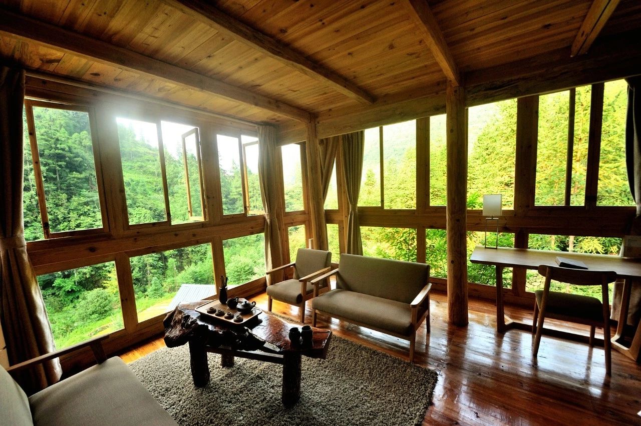 貴州·群山之心，因?yàn)閴粝胨行羷诮韵矏? src="/yuedu/d/file/bigpic/190404/04/13-1P402144158-50.jpg" style="height: 600px; width: 800px;" / data-I4Dt="VBPWm1"></p>
<p data-cCMT="8PKKH7">
	　　這是我的詩意世界，所以里面的房間也都是我最愛的詩人。</p>
<p data-P7O0="m6Ab4a">
	　　&mdash;&mdash;于是就有了陶淵明房、但丁房、里爾克房和艾略特房<br / data-SngZ="u0ZANI">
	<img alt=