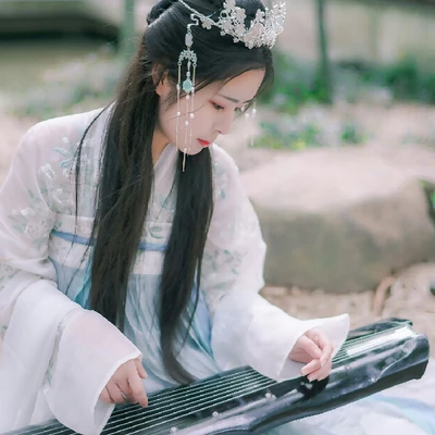 詩意琴女女生頭像，唯美古風(fēng)真人頭像