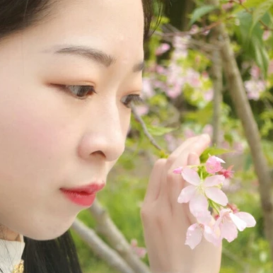 花開帶折扇女生頭像，唯美古風(fēng)真人頭像