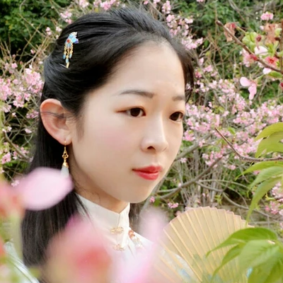 花開帶折扇女生頭像，唯美古風(fēng)真人頭像