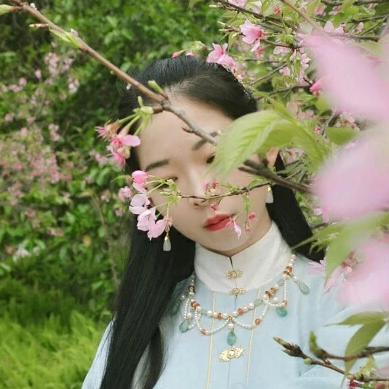 花開帶折扇女生頭像，唯美古風(fēng)真人頭像