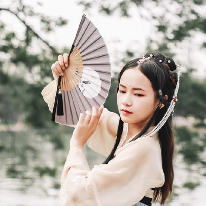 柳絮飄揚(yáng)帶折扇女生頭像，唯美古風(fēng)真人頭像