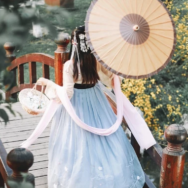 柳絮飄揚(yáng)帶折扇女生頭像，唯美古風(fēng)真人頭像