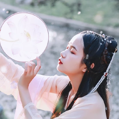 柳絮飄揚(yáng)帶折扇女生頭像，唯美古風(fēng)真人頭像
