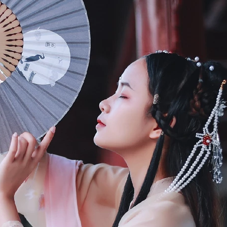 柳絮飄揚(yáng)帶折扇女生頭像，唯美古風(fēng)真人頭像