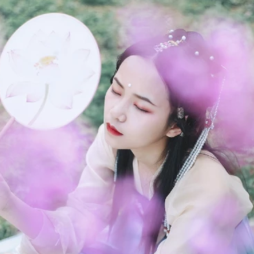 柳絮飄揚(yáng)帶折扇女生頭像，唯美古風(fēng)真人頭像
