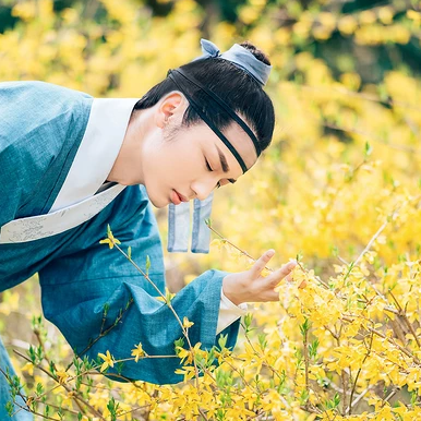 書生賞花游玩男生頭像，唯美古風(fēng)真人頭像