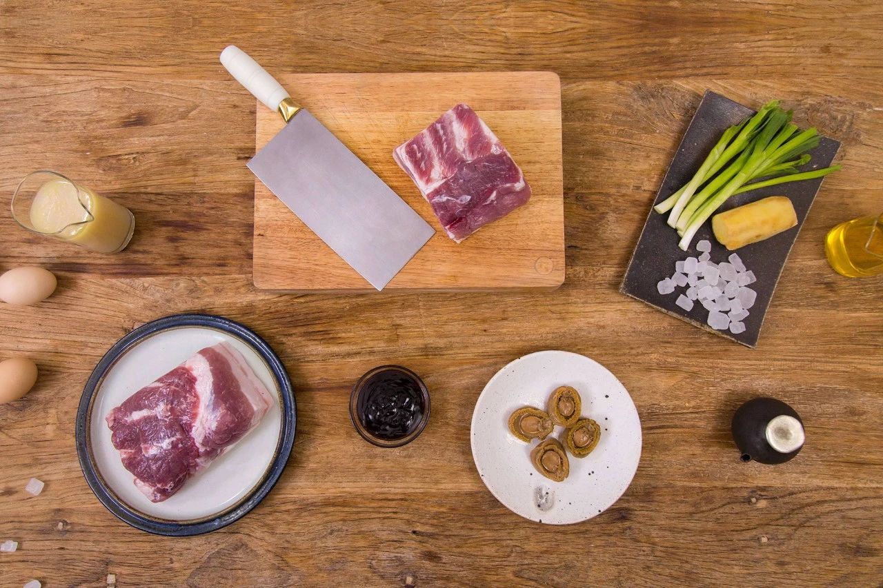 響當(dāng)當(dāng)?shù)奈宓烂朗匙龇ǎ褐袊俗類鄣南嘛埐耍? src="/yuedu/d/file/bigpic/190404/04/13-1P40P93039.gif" style="height: 534px; width: 800px;" / data-kBRb="BtfKRa"></p>
<p data-BMaa="xLWH6B">
	　　中國人的飯桌上，什么時(shí)候都少不了幾道下飯的硬菜：獅子頭、松鼠桂魚、回鍋肉、紅棗煨肘、豉汁炒蛤蜊&hellip;&hellip;</p>
<p data-maVX="LnPx2C">
	　　這些響當(dāng)當(dāng)?shù)拇蟛耍约撼院芟嘛?，?qǐng)人吃也有面子。</p>
<p data-aB6p="93Ahyq">
	　　今天，我們請(qǐng)來了幾位大師傅，其中不乏掌勺超過30年的國家特級(jí)廚師，請(qǐng)他們傳授幾招秘訣，教我們?nèi)绾芜x用最得當(dāng)?shù)氖巢?，花最少的時(shí)間、用最簡單的技巧，燒出厲害的下飯菜。</p>
<h2 data-vrLG="Kkya1t">
	獅子頭</h2>
<p data-lngo="tmSnJz">
	　　淮揚(yáng)菜有&ldquo;東南第一佳味，天下之至美&rdquo;的贊譽(yù)，我們給大家介紹的第一道大菜，就是淮揚(yáng)名菜&mdash;&mdash;獅子頭，由國家特級(jí)廚師高曉生掌勺。</p>
<p data-DxAa="RE3ZlL">
	　　做得好的獅子頭，肉質(zhì)細(xì)嫩，口感松軟，吃的時(shí)候甚至不能用筷子夾，要用羹勺舀才不會(huì)碎。<br / data-NQWA="xpByTs">
	<img alt=