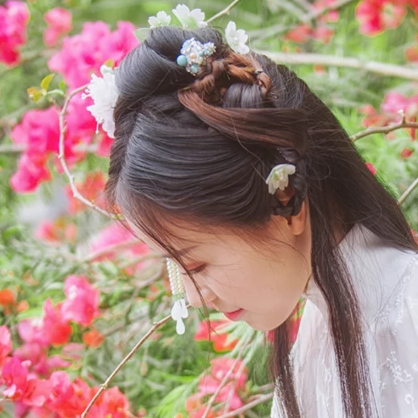 繁花盛開(kāi)帶團(tuán)扇女生頭像，唯美古風(fēng)真人頭像