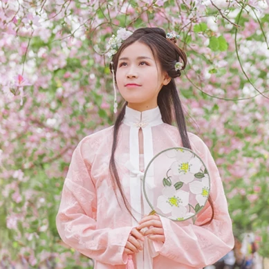 繁花盛開(kāi)帶團(tuán)扇女生頭像，唯美古風(fēng)真人頭像