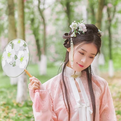 繁花盛開(kāi)帶團(tuán)扇女生頭像，唯美古風(fēng)真人頭像