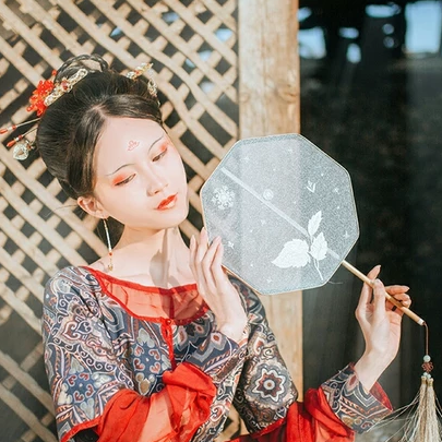 枯枝秋意帶團扇女生頭像，唯美古風真人頭像