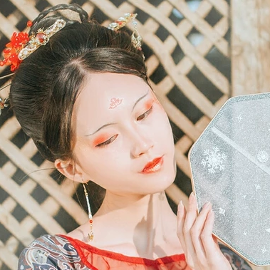 枯枝秋意帶團扇女生頭像，唯美古風真人頭像