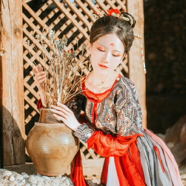 枯枝秋意帶團扇女生頭像，唯美古風真人頭像