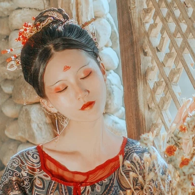 枯枝秋意帶團扇女生頭像，唯美古風真人頭像