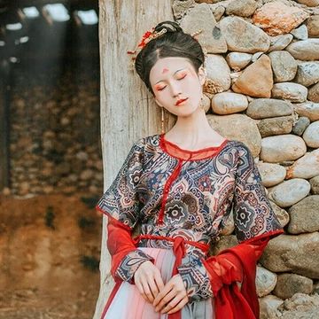 枯枝秋意帶團扇女生頭像，唯美古風真人頭像