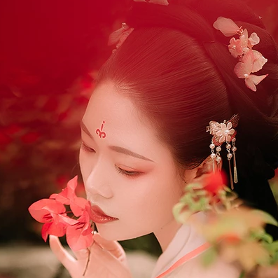 花間佳人帶傘女生頭像，唯美古風真人頭像