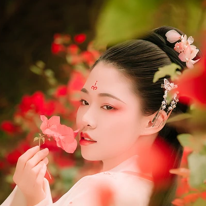 花間佳人帶傘女生頭像，唯美古風真人頭像