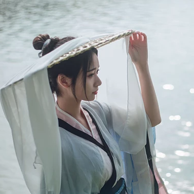 瀟灑霸氣帶兵器女生頭像，唯美古風(fēng)真人頭像