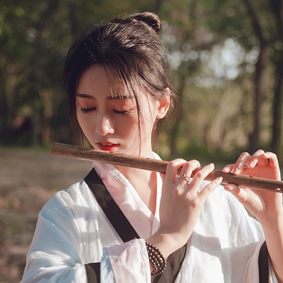 瀟灑霸氣帶兵器女生頭像，唯美古風(fēng)真人頭像