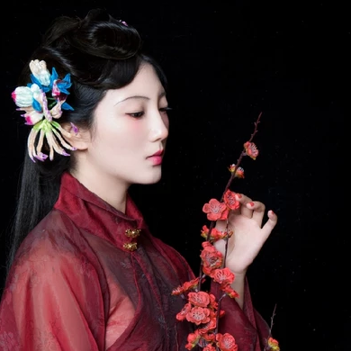 典雅梅花女生頭像，唯美古風真人頭像