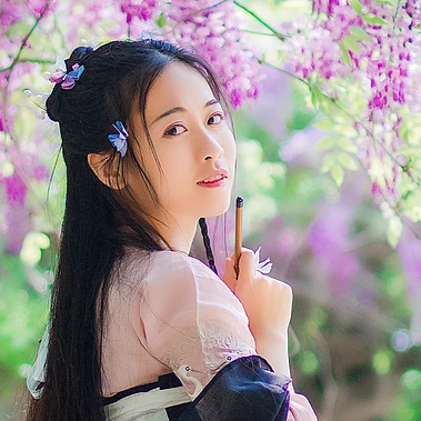 高貴氣質(zhì)紫藤女生頭像，唯美古風真人頭像