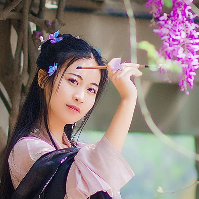 高貴氣質(zhì)紫藤女生頭像，唯美古風真人頭像