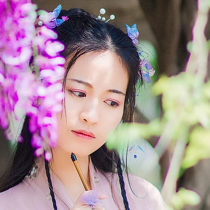 高貴氣質(zhì)紫藤女生頭像，唯美古風真人頭像