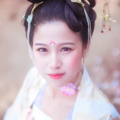 繁花浪漫帶團(tuán)扇女生頭像，唯美古風(fēng)真人頭像